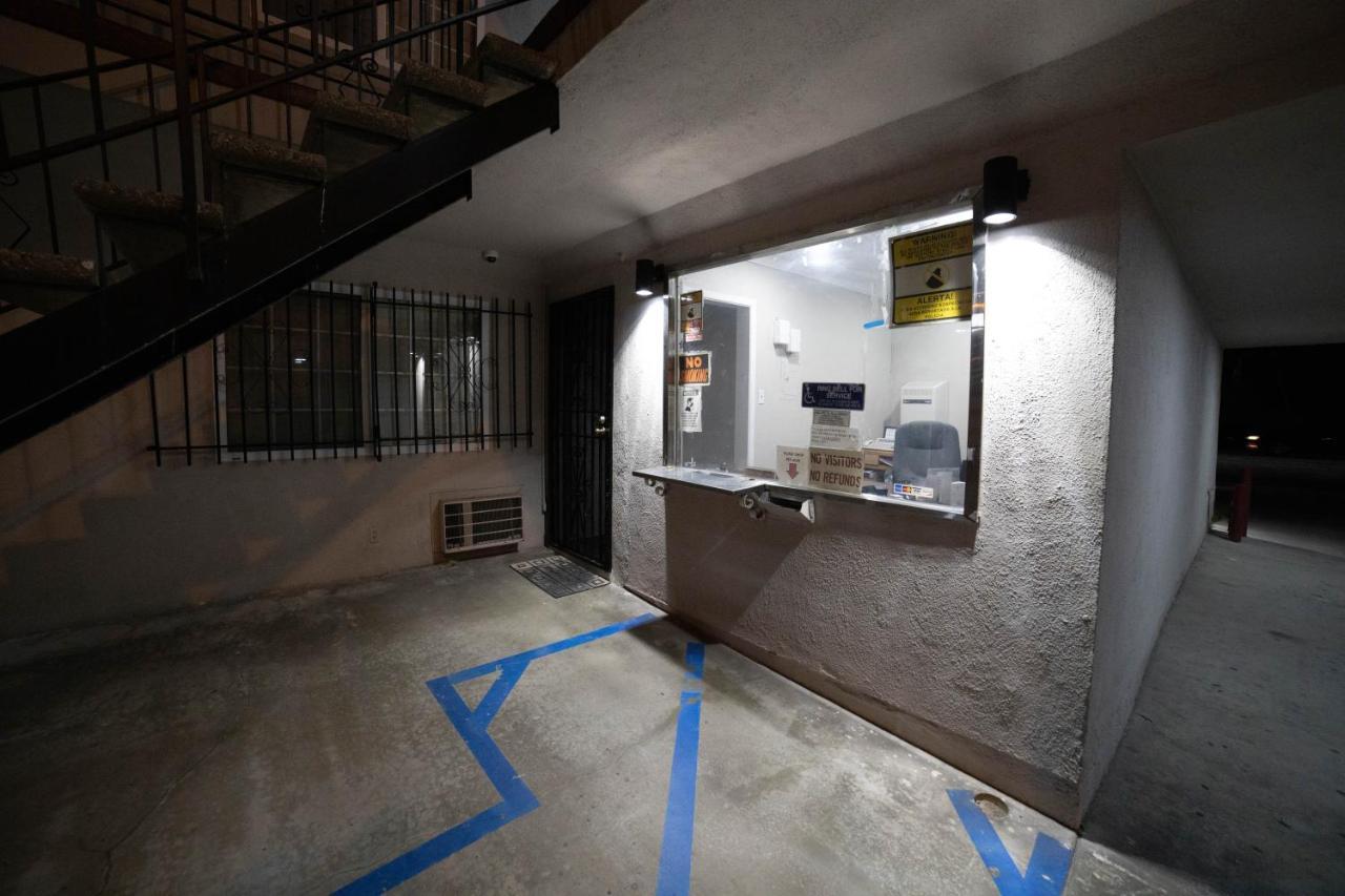 Artesia Motor Inn Bellflower Bagian luar foto