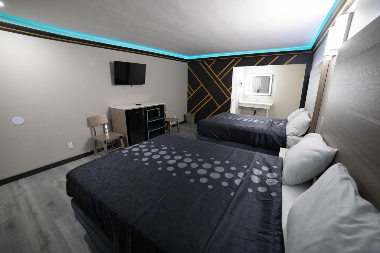 Artesia Motor Inn Bellflower Bagian luar foto