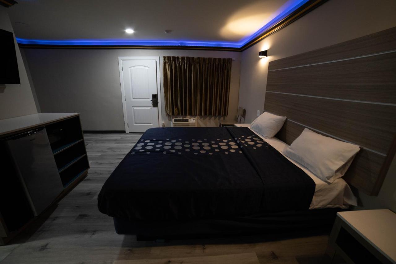 Artesia Motor Inn Bellflower Bagian luar foto
