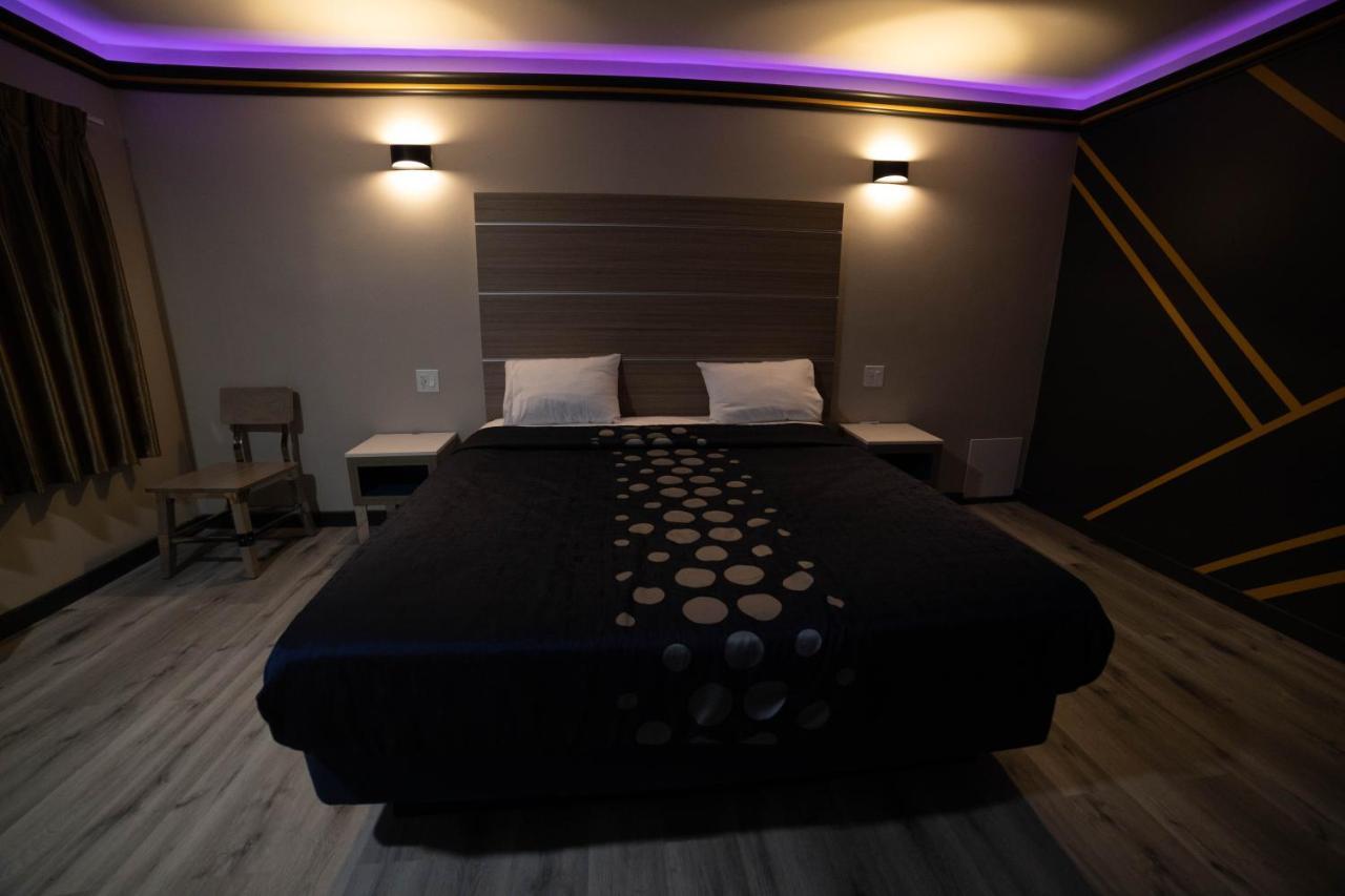 Artesia Motor Inn Bellflower Bagian luar foto