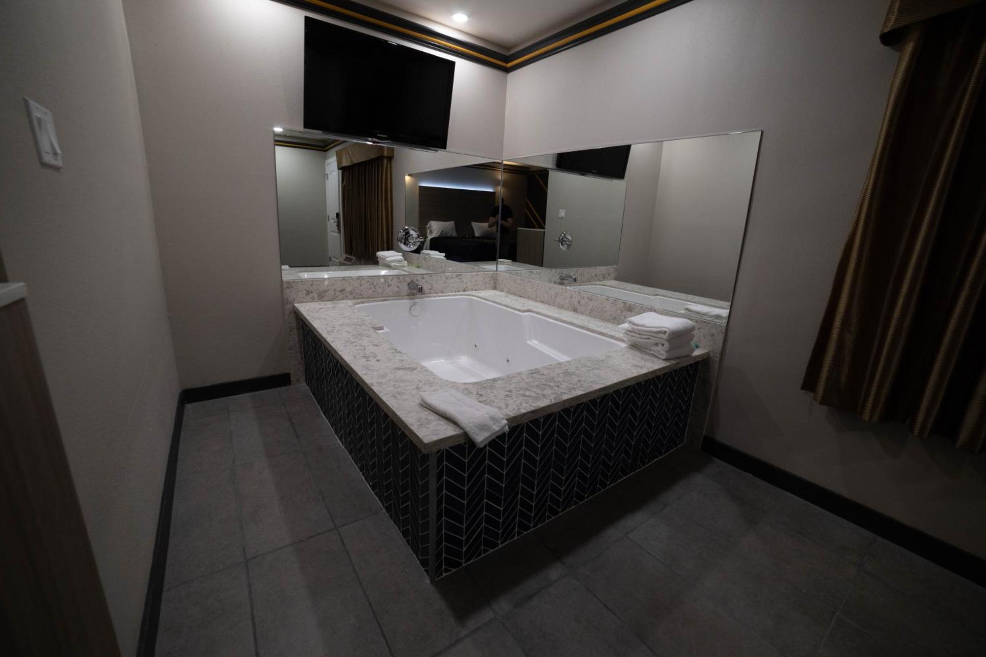Artesia Motor Inn Bellflower Bagian luar foto