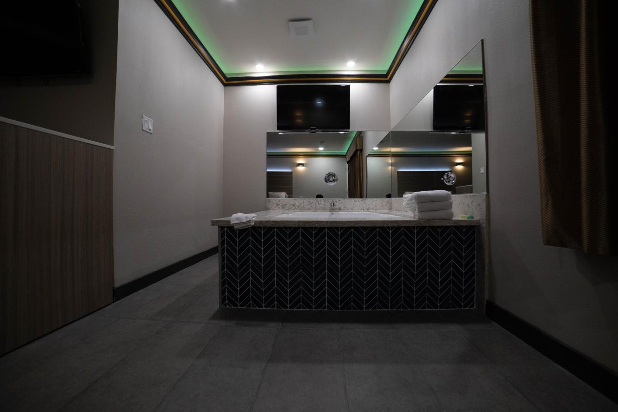 Artesia Motor Inn Bellflower Bagian luar foto
